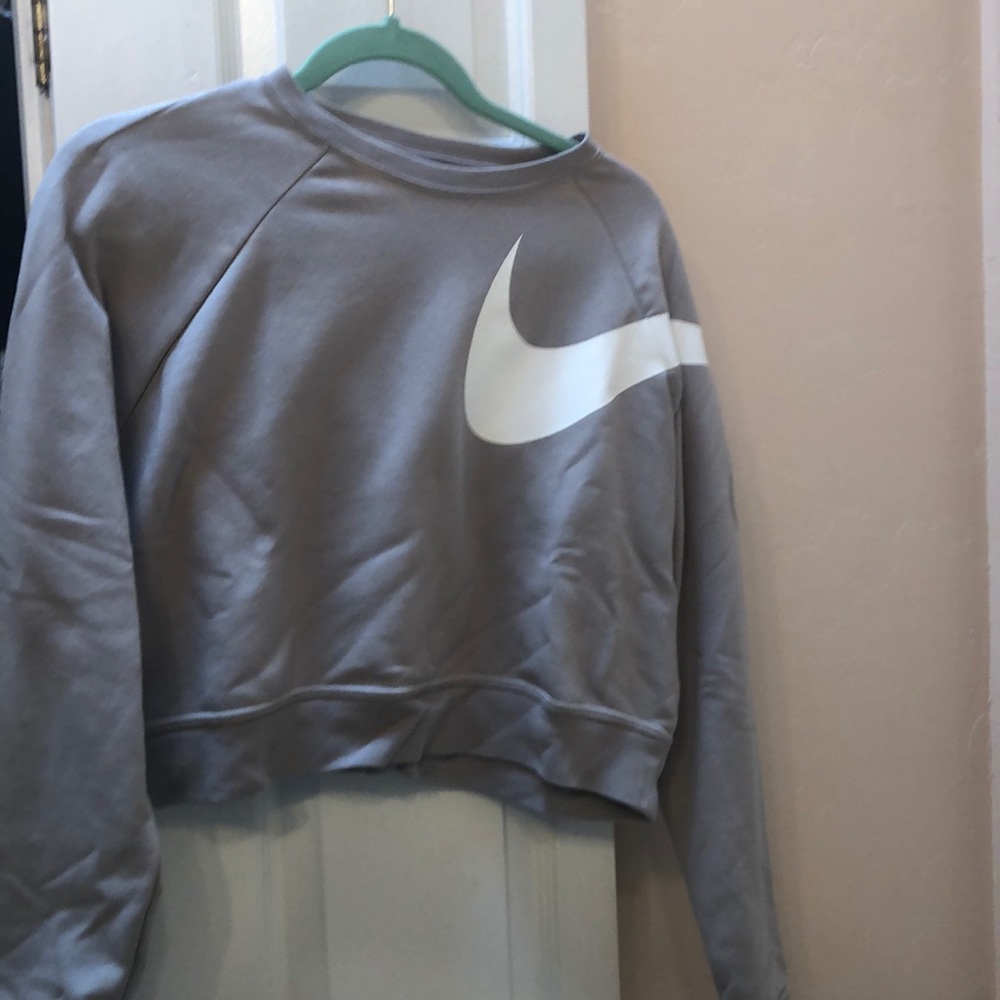 Cropped Nike sweatshirt.
